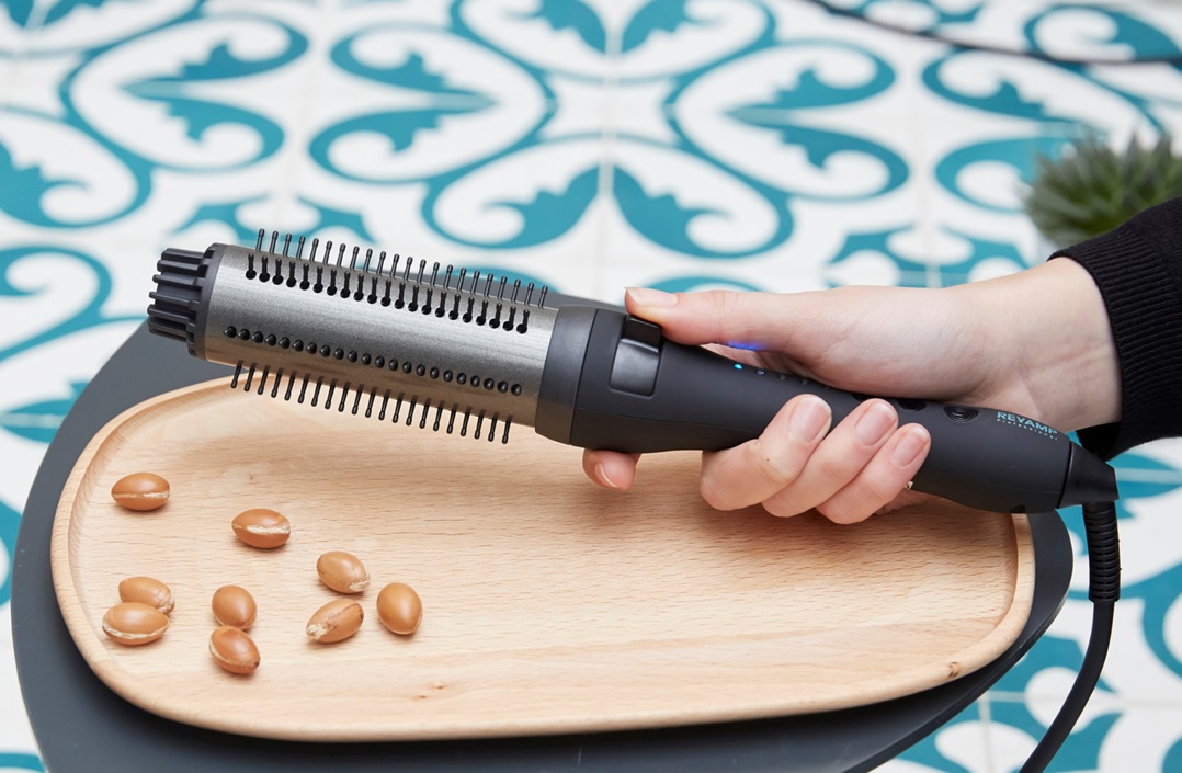 Hair Stylers with restractable bristles